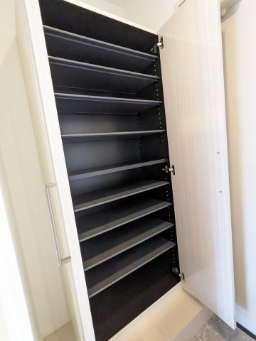 ハーモニーテラス野並Ⅴの玄関|シューズボックス