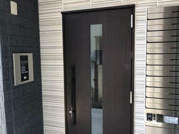 ロイヤルレジデンス高畑の玄関