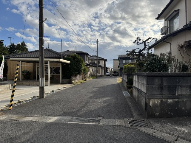 江南区曙町1丁目　中古戸建の前面道路含む現地写真