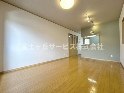 【居間・リビング】 | 静岡市駿河区小鹿 中古戸建て | リビングダイニングです