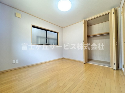 【洋室】 | 静岡市駿河区小鹿 中古戸建て | 収納もある洋室です