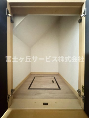 【収納】 | 静岡市駿河区小鹿 中古戸建て | 階段下収納です