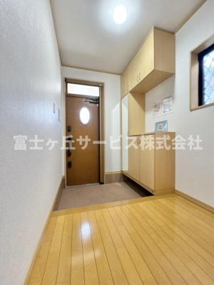 【玄関】 | 静岡市駿河区小鹿 中古戸建て | 収納もある玄関です