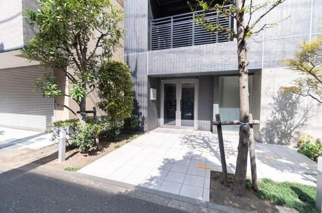 アヴァンツァーレ田端のエントランス