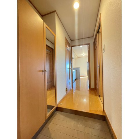 Ｅ．ＰＯＰＵＬＡＲ　Ⅱの玄関|シューズボックス付きの玄関です☆