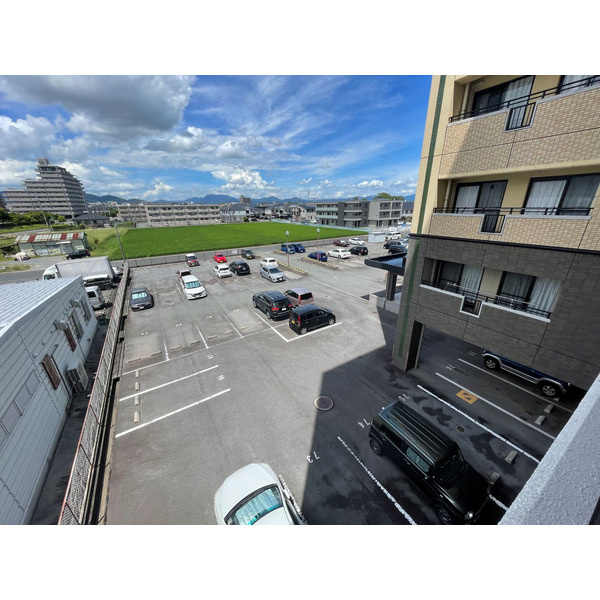 Ｅ．ＰＯＰＵＬＡＲ　Ⅱの駐車場|駐車スペースもあります☆