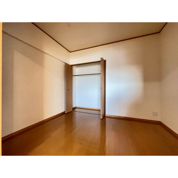 Ｅ．ＰＯＰＵＬＡＲ　Ⅱの寝室|クローゼット付の洋室です☆