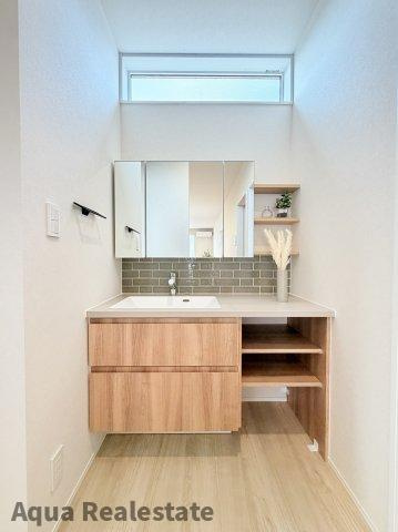 善通寺市原田町の新築一戸建の洗面所|ゆったりとスペースのある洗面所