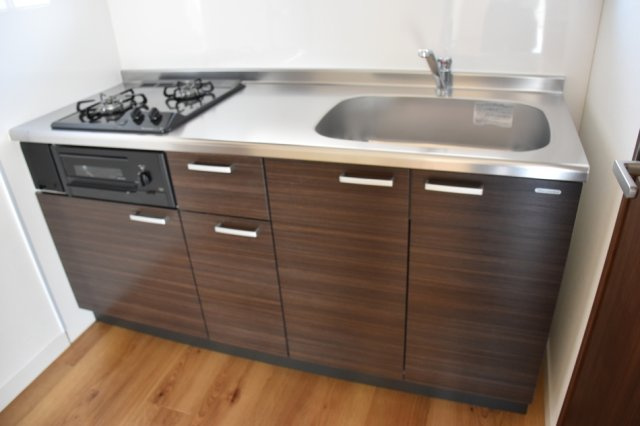 第16上野ビルのキッチン|2口コンロ・グリル付のシステムキッチンです♪