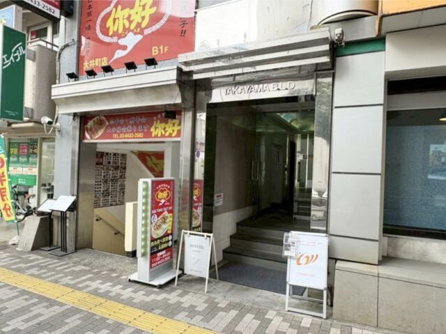 髙山ビルのエントランス