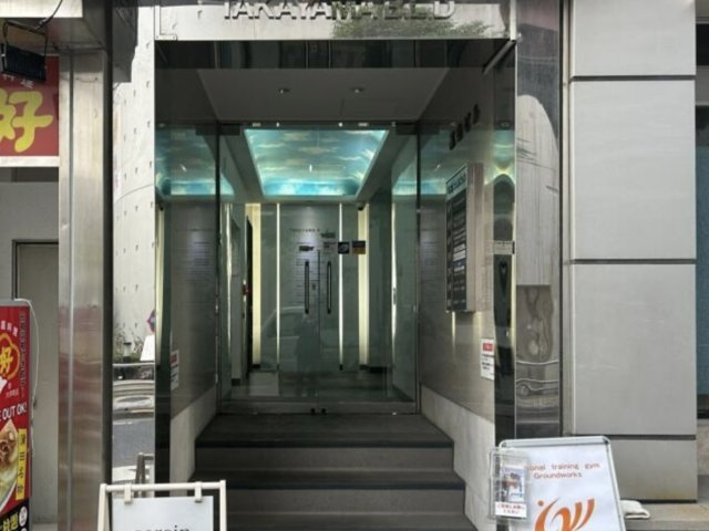 髙山ビルのエントランス