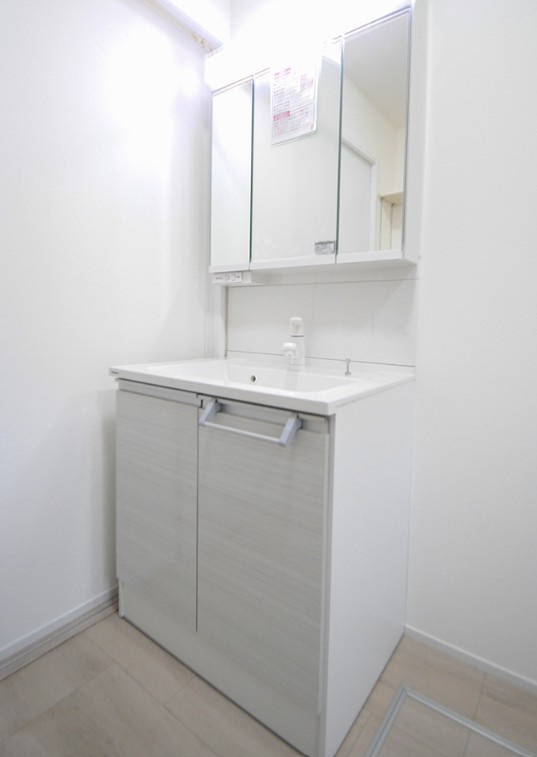 東御市和　中古戸建の独立洗面台|三面鏡洗面台で身だしなみチェックもばっちり。