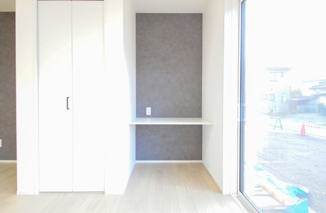 東御市和　中古戸建のその他|リビングには勉強や仕事にもつかえるカウンタースペースもございます。