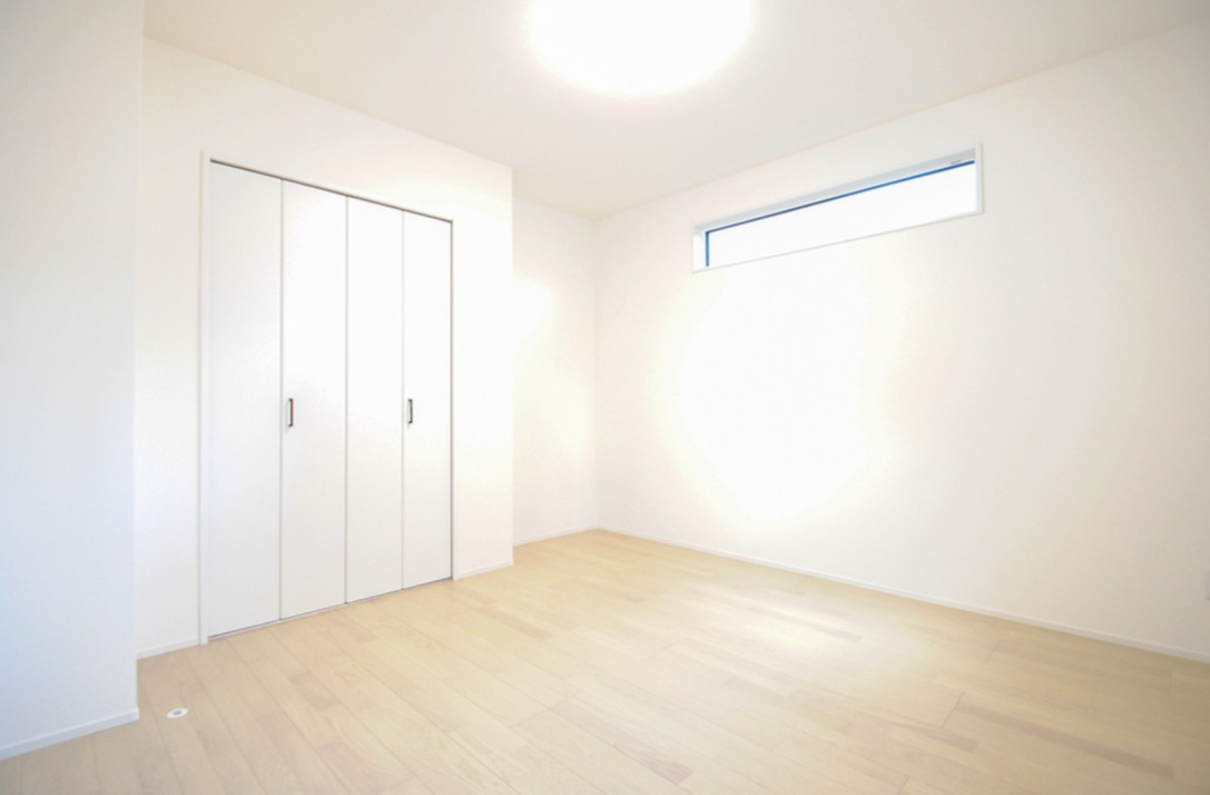 東御市和　中古戸建の洋室|全居室収納付きで質なスッキリ片付きます。
