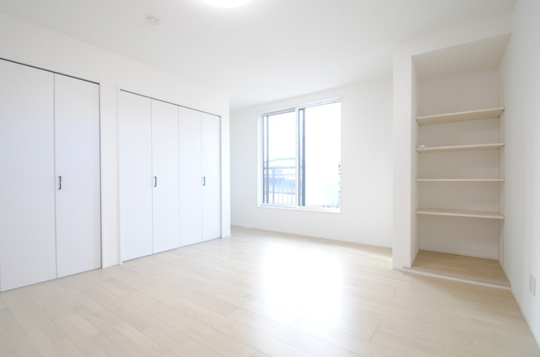 東御市和　中古戸建の洋室|収納スペースたっぷり。お部屋の中を有効的に使うことができます。