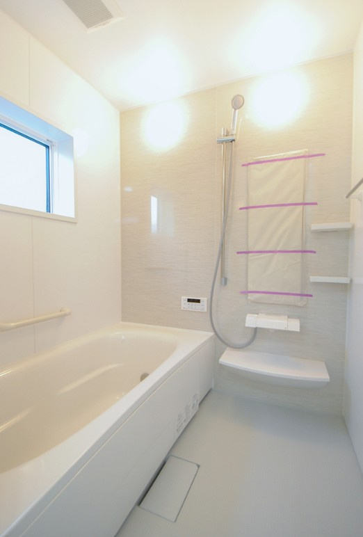 東御市和　中古戸建の浴室|浴室には窓があり換気良好。カビの発生を防ぎます。