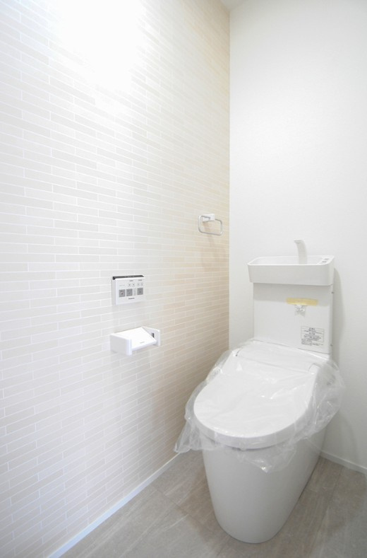 東御市和　中古戸建のトイレ|清潔感溢れるトイレ。落ち着いた空間で安らぎのひとときをお過ごしいただけます。
