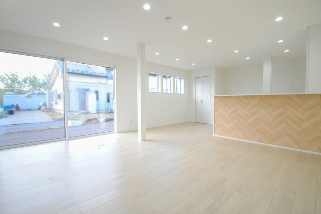 東御市和　中古戸建の居間・リビング|LDKは約22帖、リビングを見渡しながら家事のできる対面キッチンでご家族との会話も弾みます。