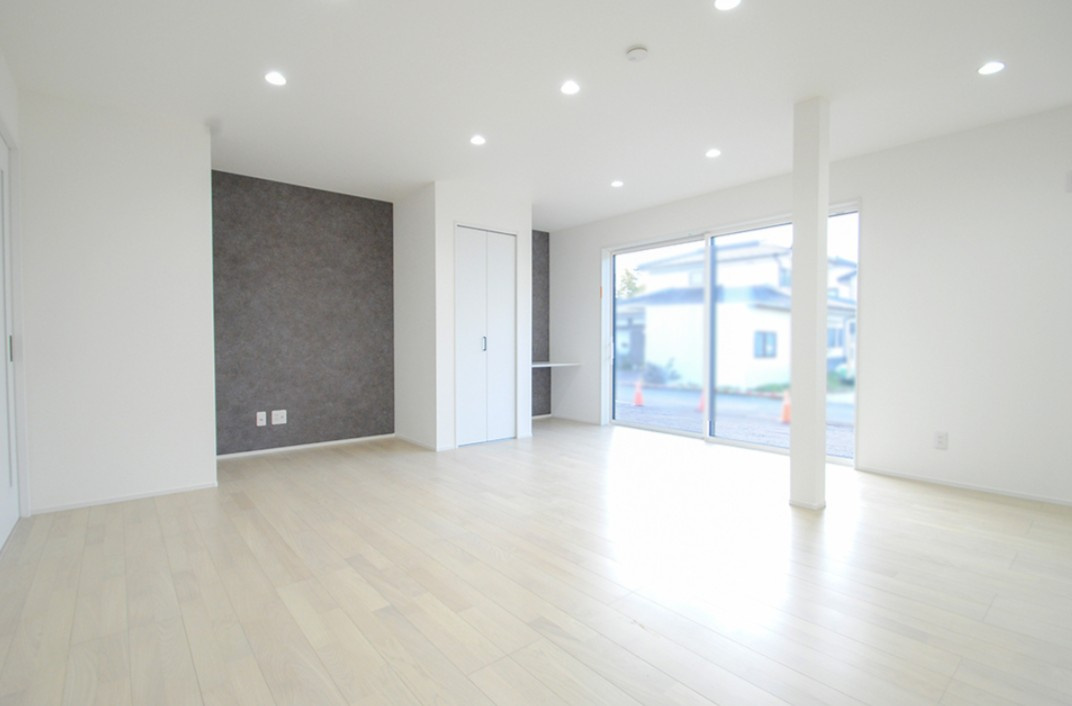 東御市和　中古戸建の居間・リビング|南向きのLDKで明るい日差しが入ります。