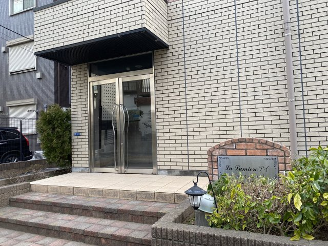 青木ビルのエントランス