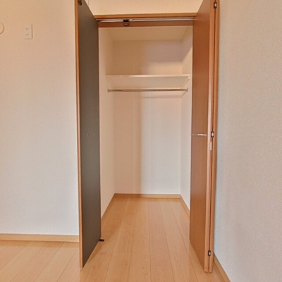 洋室にも収納があります♪