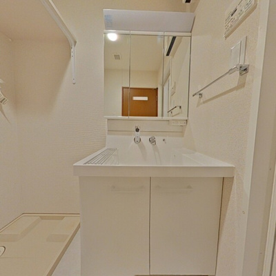 綺麗なシャワー付き洗面台♪