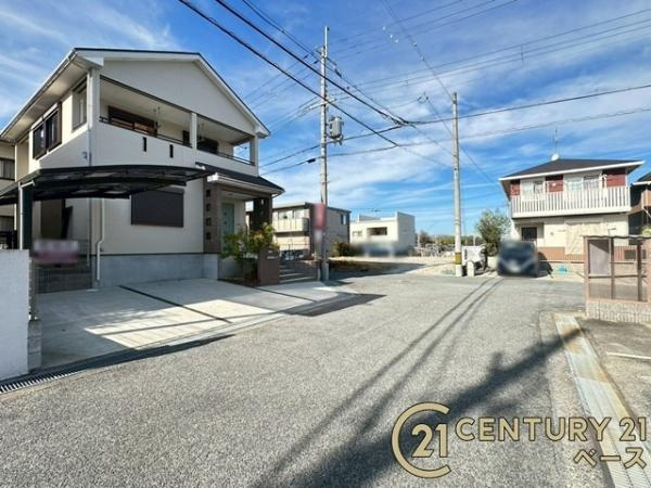 香芝市真美ケ丘５丁目　一戸建の前面道路含む現地写真