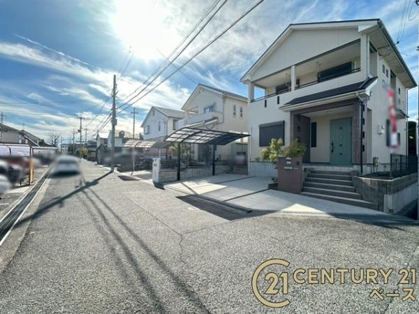 香芝市真美ケ丘５丁目　一戸建の前面道路含む現地写真