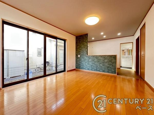 香芝市真美ケ丘５丁目　一戸建の居間・リビング|■現地撮影写真■暖かみある居心地の良い空間が広がります！