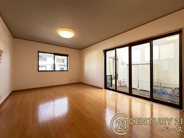 香芝市真美ケ丘５丁目　一戸建の居間・リビング|■現地撮影写真■隣接する和室と行き来ができる快適なリビングです！