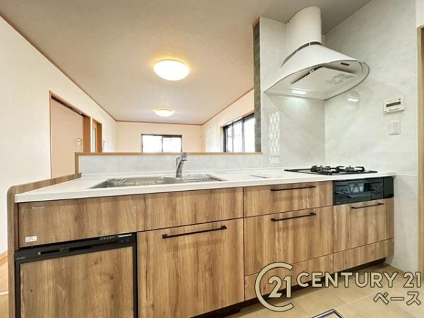 香芝市真美ケ丘５丁目　一戸建のキッチン|■現地撮影写真■収納力と使いやすさを追求したシステムキッチンです！食洗機付きで毎日の洗い物も楽々！