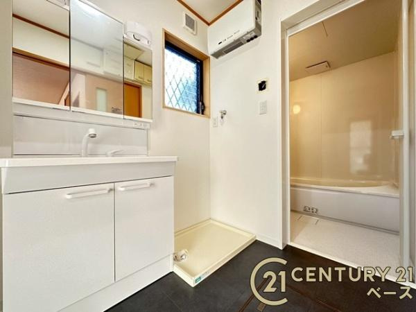 香芝市真美ケ丘５丁目　一戸建の独立洗面台|■現地撮影写真■三面鏡タイプのミラーキャビネット！収納スペースも豊富です！