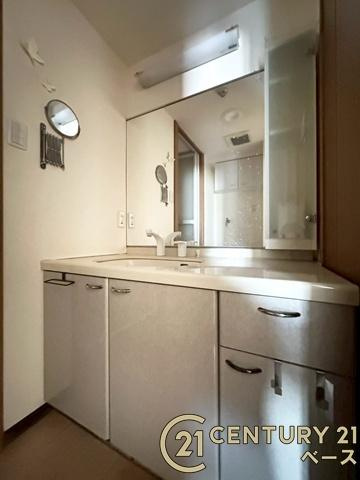 チサンマンション斑鳩３番館の独立洗面台|■現地撮影写真■洗面室も収納スペースが豊富です！