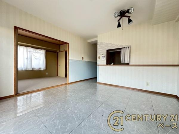 チサンマンション斑鳩３番館の居間・リビング|■現地撮影写真■ご家族でくつろいでいただける広々したＬＤＫ１３．５帖！