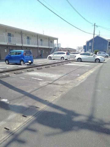 ル・ソレイユⅢの駐車場