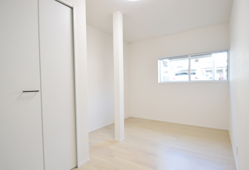 中野市南宮　中古戸建の洋室|全居室収納付きで室内スッキリ片付きます。