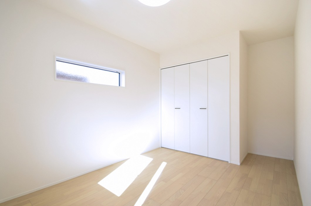 中野市南宮　中古戸建の洋室|居室は全て6帖以上とゆとりのある間取り設計です。