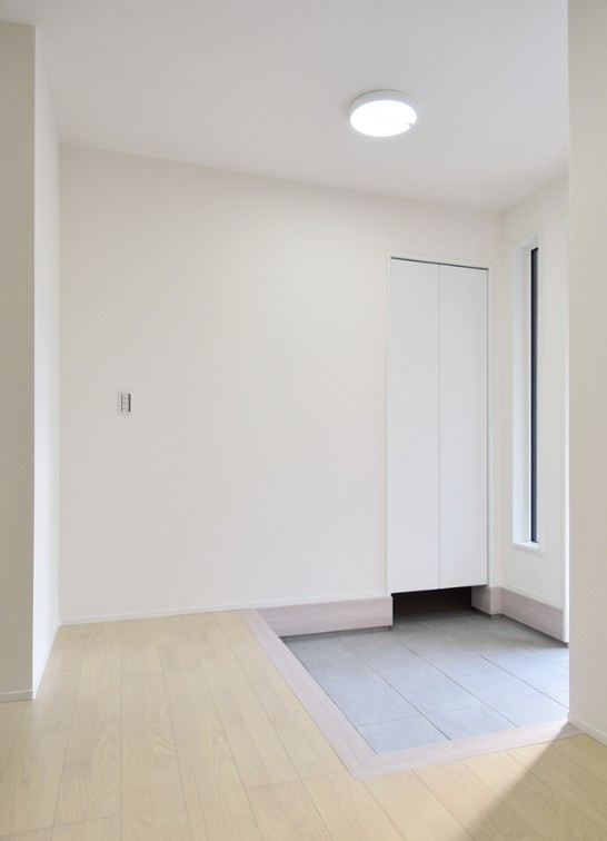 中野市南宮　中古戸建の玄関|雑多な玄関でなくスッキリ空間としての家の顔にできるよう設計しました。
