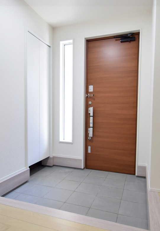 中野市南宮　中古戸建の玄関|ダブルロック式でセキュリティー面も充実しています。