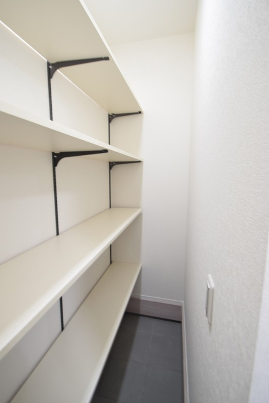 中野市南宮　中古戸建の収納|SICは広く、ご家族の靴もたっぷり収納できます。