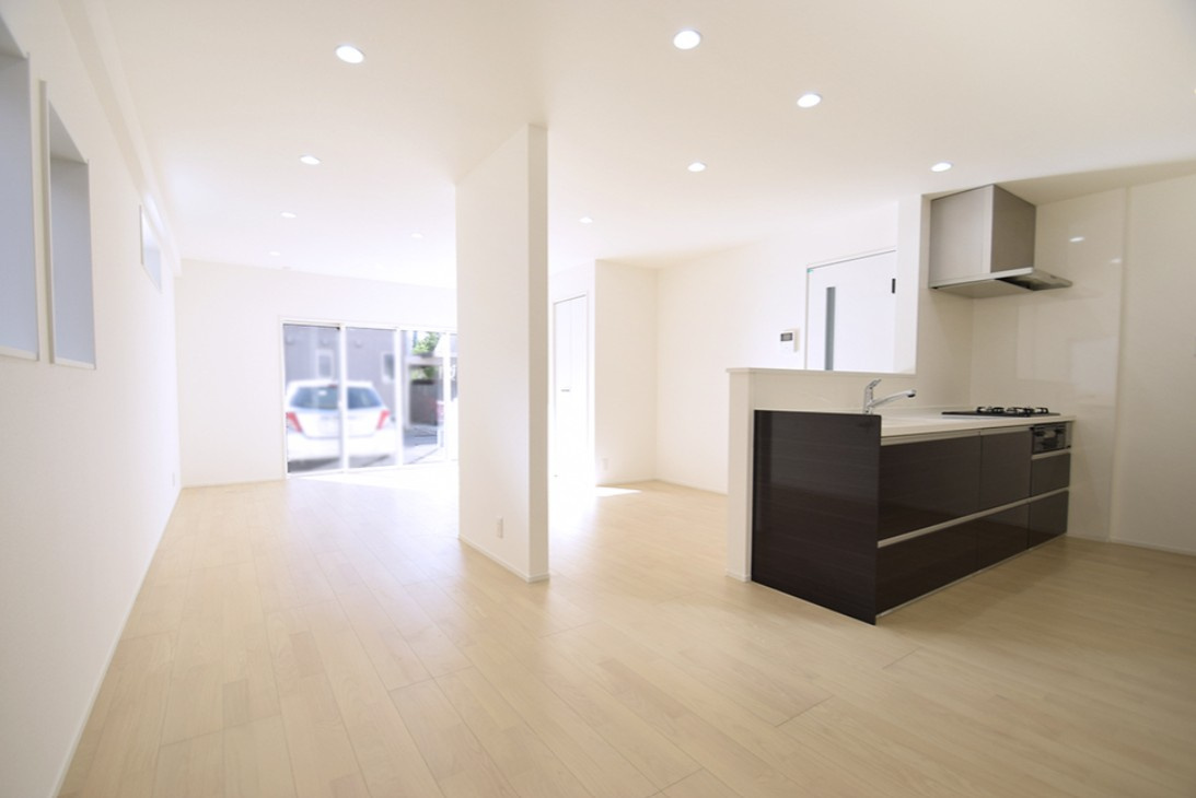 中野市南宮　中古戸建の居間・リビング|光と風があふれる開放的なリビングダイニングには自然と家族みんなが集まってきます。
