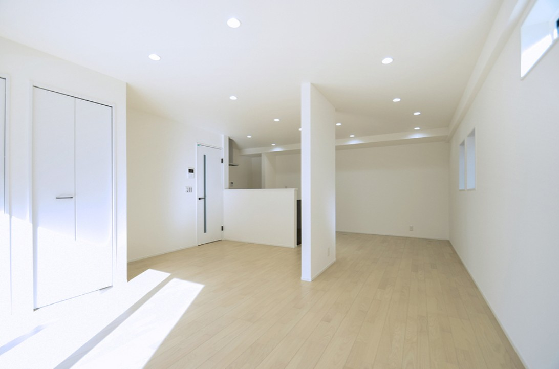 中野市南宮　中古戸建の居間・リビング|ソファーやテーブルを置いてもゆとりのあるLDK。