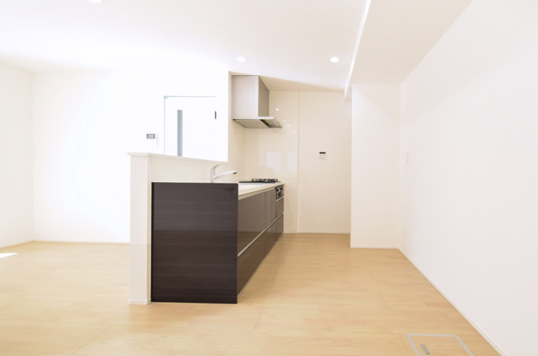 中野市南宮　中古戸建のキッチン|リビングを見渡しながら家事のできる対面キッチンでご家族との会話も弾みます。