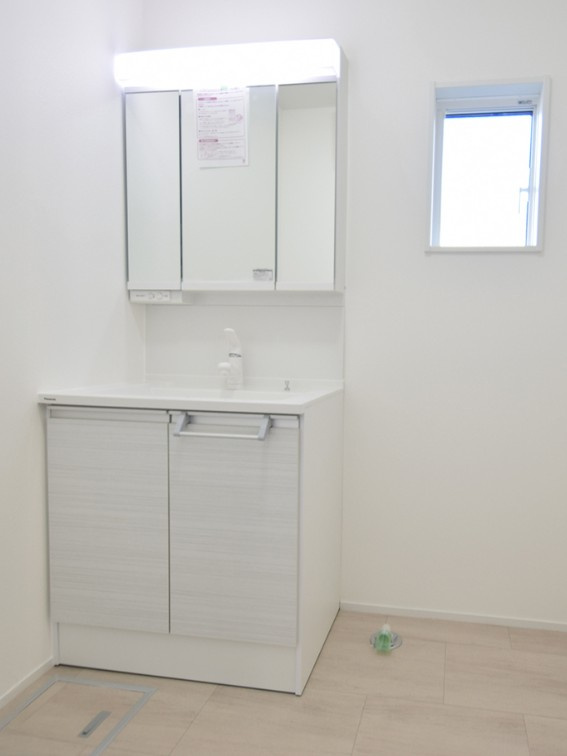 中野市南宮　中古戸建の独立洗面台|三面鏡洗面台で身だしなみチェックもばっちり