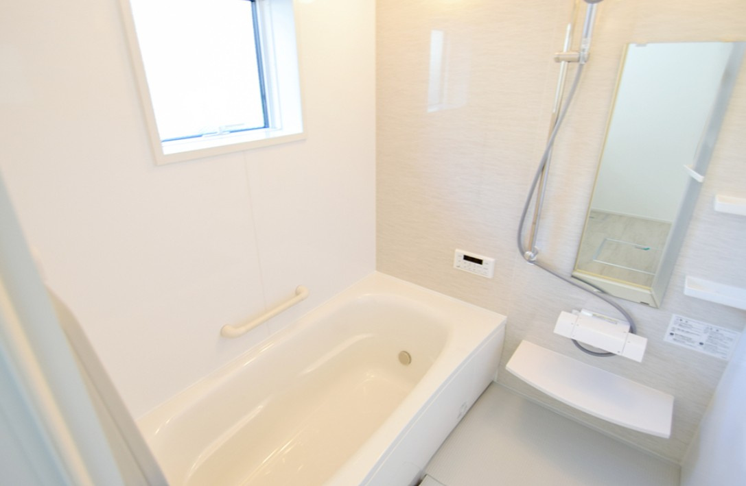 中野市南宮　中古戸建の浴室|浴室には窓もあり換気良好です。