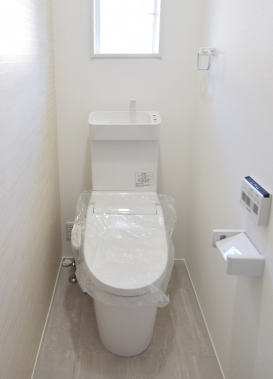 中野市南宮　中古戸建のトイレ|清潔感溢れるトイレ。落ち着いた空間で安らぎのひとときをお過ごしいただけます。
