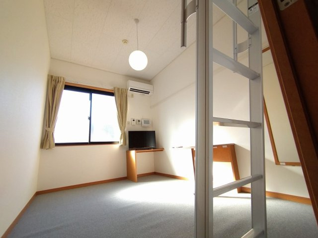 レオパレスカメリアの居間・リビング|1階はフローリング仕様です。