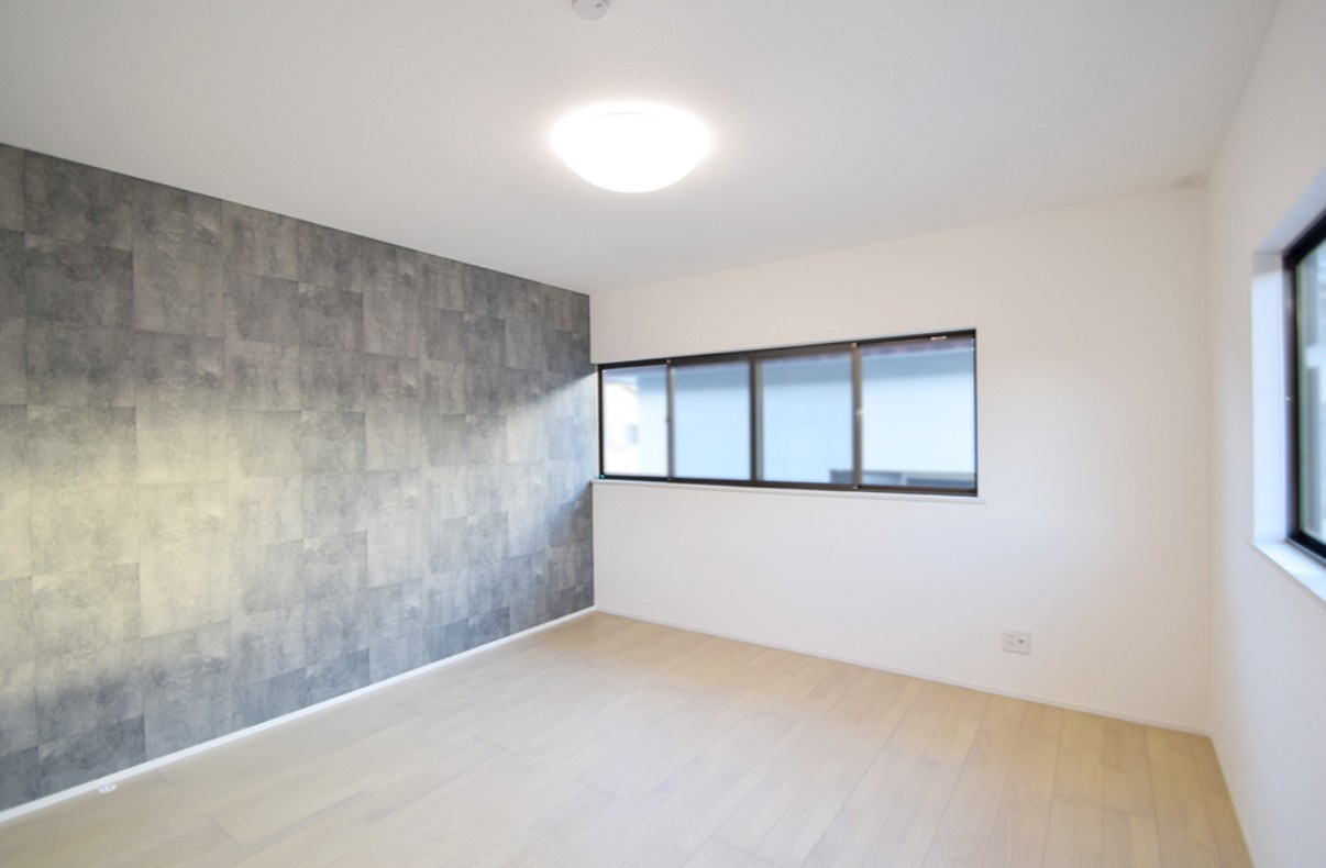 岡谷市長地権現町1丁目　中古戸建の洋室|お部屋も広く、ベッドや机を置いてもゆとりがございます。