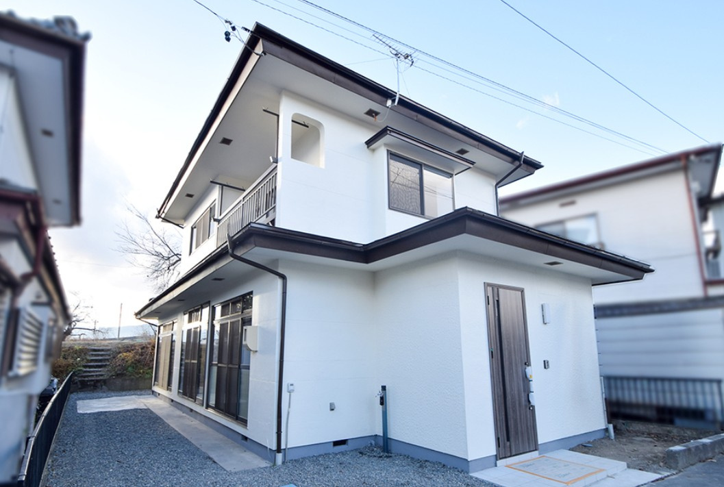 岡谷市長地権現町1丁目　中古戸建の外観|JR中央本線「下諏訪」駅まで車で約7分の立地です。