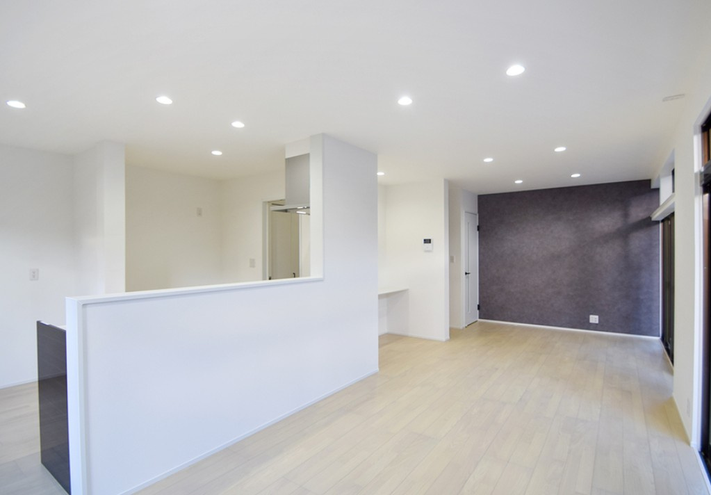 岡谷市長地権現町1丁目　中古戸建の居間・リビング|LDKは約19帖と広々、ご家族揃ってのんびりとお寛ぎいただけます。